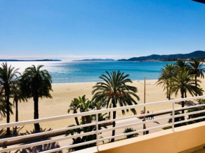 Appartement T3 lumineux traversant totalement neuf en face de la plage Front de mer vue sur les iles Vue mer panoramique assurée Résidence de la plage centre ville du Lavandou 3eme étage avec ascenseu